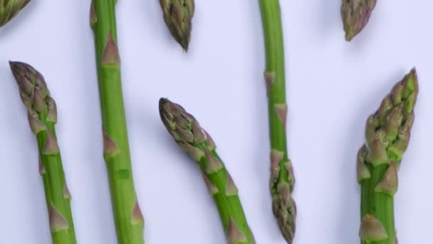 Asperges Fraîches Vertes Tournantes Sur Plaque Fond Bois Concept Aliments — Video