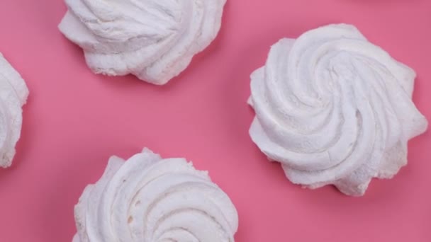Obracające Się Tło Pianek Lub Ciastek Torty Urodzinowe Różowym Tle — Wideo stockowe