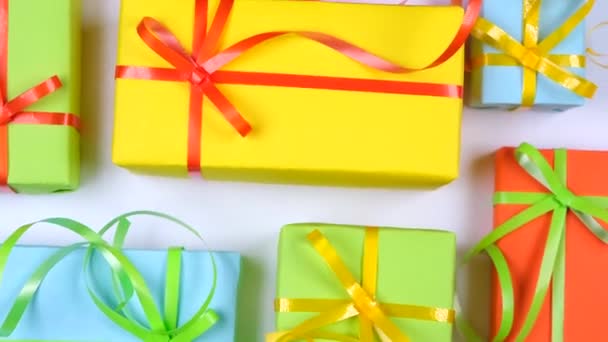 Hintergrund Mit Geschenkschachteln Verschiedenen Farben Mit Schleifen Und Schleifen Oder — Stockvideo