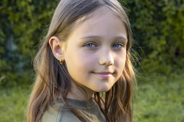 Güzel Bir Esmer Kızın Portresi Kameraya Bakıyor Gülümsüyor Bir Yaz — Stok fotoğraf
