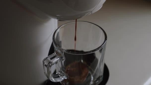 Ροές Καφέ Που Ετοιμάζονται Χύνει Από Μια Λευκή Μηχανή Καφέ — Αρχείο Βίντεο