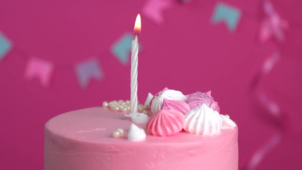 Περιστρεφόμενη Ροζ Τούρτα Ένα Φλεγόμενο Κερί Έννοια Πάρτι Γενεθλίων Επετειακή — Αρχείο Βίντεο