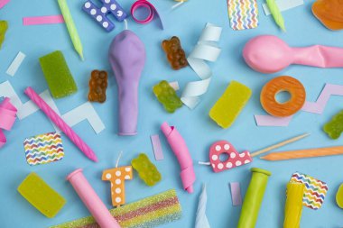  Çeşitli jöleli tatlıların, ayıların, çöreklerin, şekerlemelerin, şekerlemelerin, serinleticilerin, yakın çekimin arka planı. 