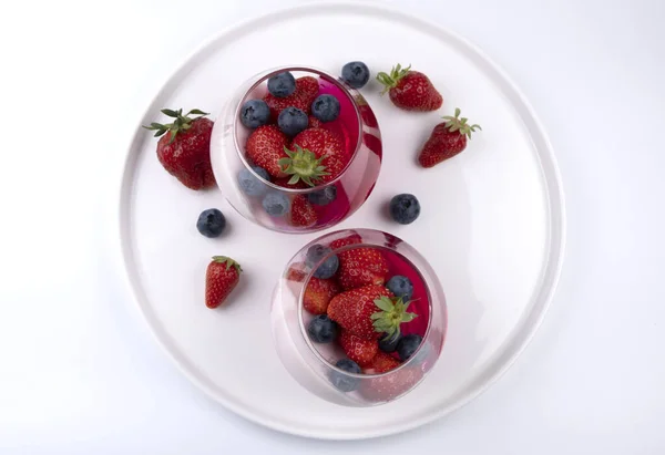 Taze çilek ve yaban mersinli panna cotta, pankart, kopyalama alanı, menü, beyaz arkaplan.