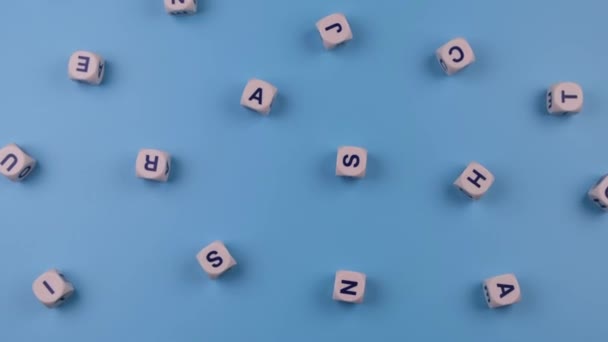 Rotierende Würfel Oder Blöcke Mit Buchstaben Zufällig Auf Blauem Hintergrund — Stockvideo