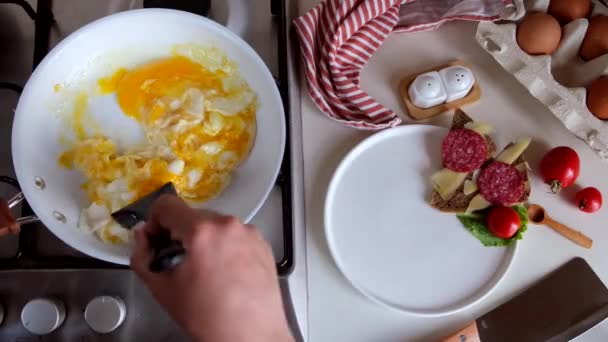 Egy Rántottát Készít Szendvicsekkel Reggelire Egy Serpenyőben Konyha Tetején Kiváló — Stock videók