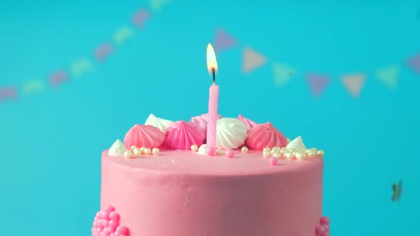 Περιστρεφόμενη Ροζ Τούρτα Ένα Φλεγόμενο Κερί Έννοια Πάρτι Γενεθλίων Επετειακή — Αρχείο Βίντεο