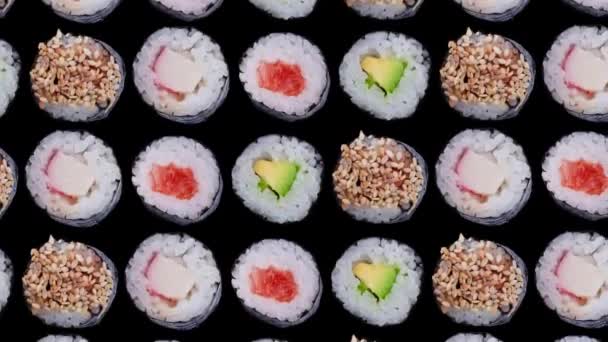 Modna Animacja Żywności Lub Tło Rotacji Sushi Maki Rolki Czarnym — Wideo stockowe