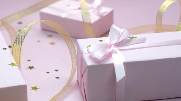 Вращающийся Фон Красочными Розовыми Подарочными Коробками Лентами Бантами Пастельных Тонах — стоковое видео
