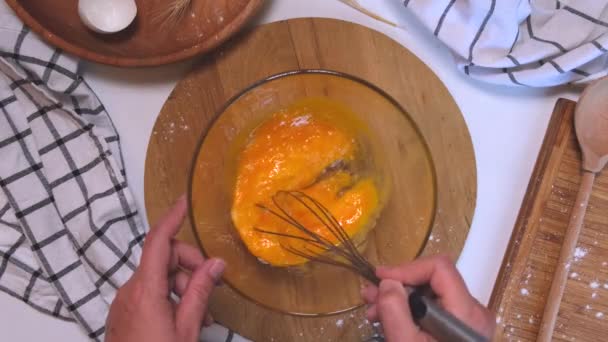 Mãos Femininas Batendo Ovos Com Uma Batedeira Gemas Com Açúcar — Vídeo de Stock