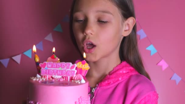 Дівчина Вибухає Свічки Торт Рожевому Тлі Концепція День Народження Або — стокове відео