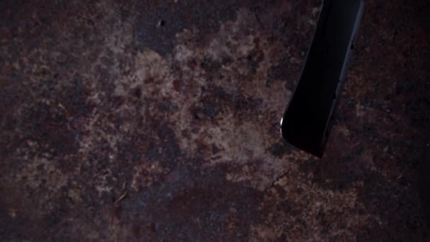 疯子或杀人犯的手拿着刀在血泊中 高质量的4K镜头 — 图库视频影像