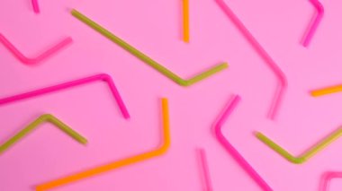 Pembe arka planda çok renkli kokteyl pipetleri, üst görünüm, doğum günü, parti ya da yıldönümü konsepti. Yüksek kalite 4k görüntü
