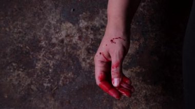 Bir manyağın eli, bir katilin ya da kan içinde bir kurbanın eli..