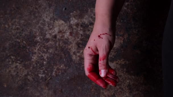 Рука Маньяка Убийцы Жертвы Крупным Планом Крови — стоковое видео