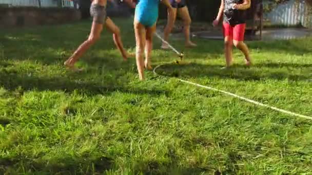 Barn Leker Med Vatten Gräset Barnens Fötter Leker Och Hoppar — Stockvideo