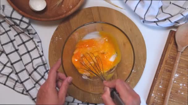 Γυναικεία Χέρια Χτυπώντας Αυγά Ένα Σύρμα Κρόκους Ζάχαρη Για Την — Αρχείο Βίντεο