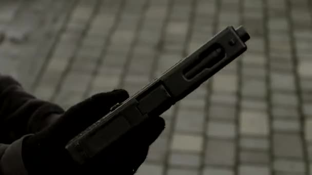 Svart Och Vit Video Händer Man Handskar Med Ett Vapen — Stockvideo