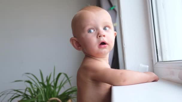 Roczny Chłopiec Bawiący Się Zabawkami Stojącymi Przy Oknie Parapecie Domu — Wideo stockowe