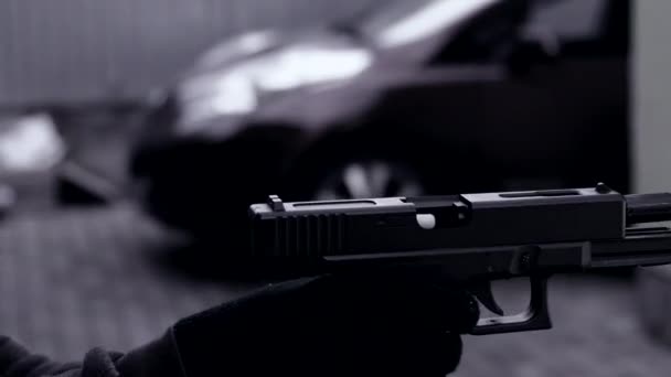 Schwarz Weiße Videohände Eines Mannes Handschuhen Der Eine Waffe Oder — Stockvideo