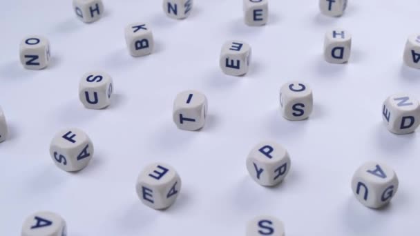 Кубы Блоки Слова Буквами Случайным Образом Белом Фоне Понятие Школьное — стоковое видео