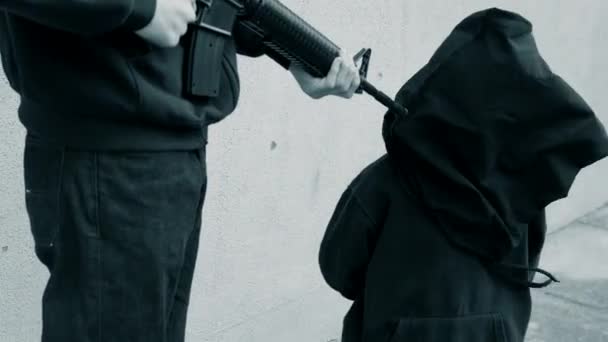 Terrorist Truer Med Skyte Gissel Kriminell Med Maskingevær Sikter Våpen – stockvideo