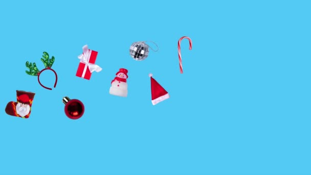 循环圣诞节重复动画圣诞球 桑塔爪帽 糖果手杖和雪人和礼物蓝色背景 假日模式 新年概念 高质量的4K镜头 — 图库视频影像