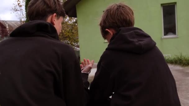 两个青少年朋友谈论街头后视镜友谊的概念 高质量的4K镜头 — 图库视频影像