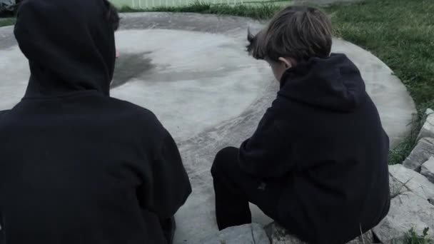 Dois Amigos Adolescentes Falando Rua Visão Traseira Conceito Amizade Imagens — Vídeo de Stock