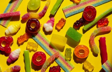  Çeşitli jöleli tatlıların, ayıların, çöreklerin, şekerlemelerin, şekerlemelerin, serinleticilerin, yakın çekimin arka planı. 