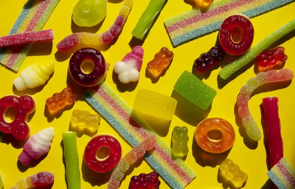  Çeşitli jöleli tatlıların, ayıların, çöreklerin, şekerlemelerin, şekerlemelerin, serinleticilerin, yakın çekimin arka planı. 