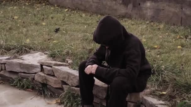 Homem Triste Adolescente Capuz Senta Está Triste Rua Sozinho Com — Vídeo de Stock