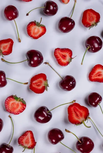  Beyaz arka planda olgun çilek ve kirazların arka planı. Moda, meyveli, yaz geçmişi.