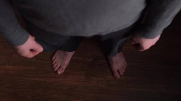 床の上に立っている灰色の服を着た男の裸足 高品質の4K映像 — ストック動画