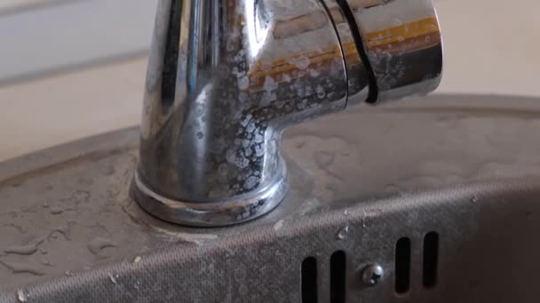Schuppen Oder Ablagerungen Wasserhahn Durch Hartes Wasser Kalkablagerungen Wasserhahn Hochwertiges — Stockvideo