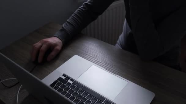 Uomo Irriconoscibile Grigio Siede Tavolo Usando Computer Portatile Controlla Mouse — Video Stock