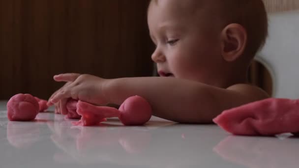 赤ちゃんはピンクのプラスチックと彫刻で遊んでいます 子供たちとの開発活動 早期発達 高品質の4K映像 — ストック動画