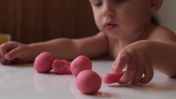 Baby Speelt Met Roze Plasticine Beeldhouwwerken Ontwikkelingsactiviteiten Met Kinderen Vroege — Stockvideo