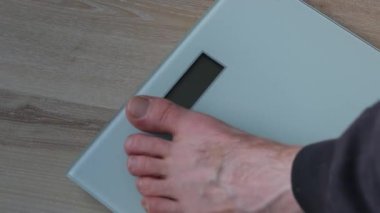 Erkek bacakları ön cephede sağIıklı yaşam tarzı, kilo kaybı ve diyet kavramına yakındır. Yüksek kalite 4k görüntü