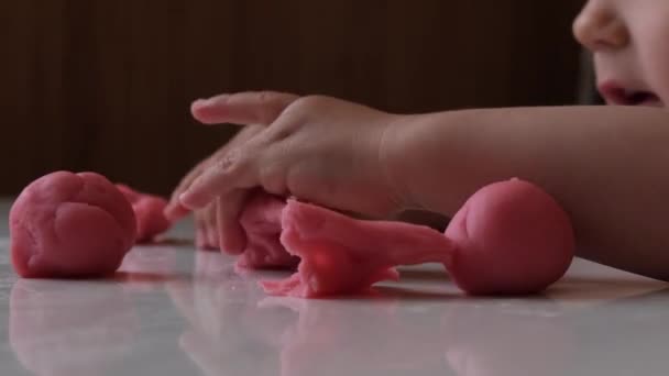Bebé Juega Con Plastilina Rosa Esculturas Actividades Desarrollo Con Niños — Vídeo de stock