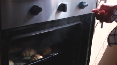 Kruvasan ya da simit pişirmek ya da evde kek pişirmek, çocuk mutfakta yemek pişirmek, yakın çekim yapmak, ev rahatlığı. Yüksek kalite 4k görüntü
