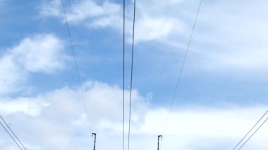 Elektrik direkleri hattı. Enerji, elektrik, Polonyalılar ve kablolar. Işık. Yüksek kalite 4k görüntü
