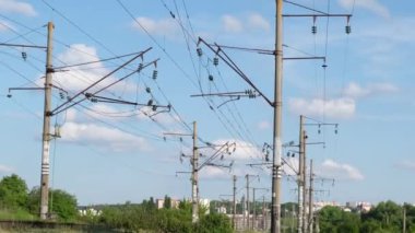 Demiryolu yakınında elektrik direkleri var. Yüksek kalite 4k görüntü
