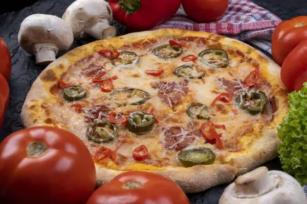 Baharatlı sucuklu pizza ve biberli yakın plan.. 