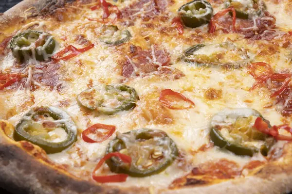 Jalapeno biberli baharatlı sucuklu pizza. Yüksek kalite 4k görüntü