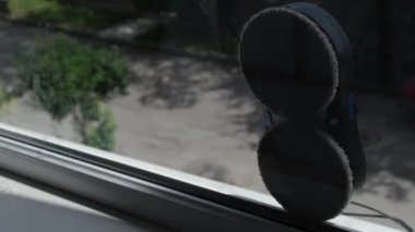 Profesyonel bir tamircinin alçıdan bir yapı monte etmesi vidayı tornavidayla sıkılaştırır. Yüksek kalite 4k görüntü