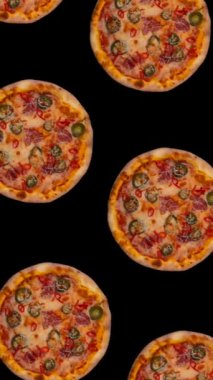 Moda taşınan yiyecek arka planında siyah arka planda birçok pizza uçuşunun animasyonu. Yüksek kaliteli HD görüntüler