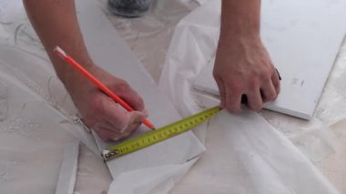 Profesyonel bir tamircinin elleri alçıdan yapılmış bir yaprağı bıçakla kesmiş. - konsept - onarım, inşaat malzemeleri, teknoloji. Yüksek kalite 4k görüntü