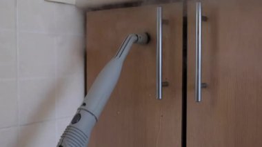 Mutfaktaki mobilyaları ya da seramik fayansları temizleyen kadın elleri, buhar jeneratörü, genel temizlik, temizlik servisi. Yüksek kalite 4k görüntü