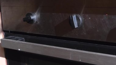 Kirli mutfak sobası ve fırın, yakın çekim sapları, yağ, kir. Yüksek kalite 4k görüntü